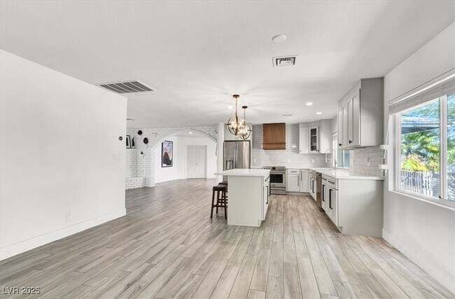 Building Photo - 1600 Eaton Dr