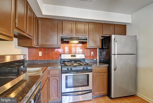 Building Photo - 302 Trinity Ct