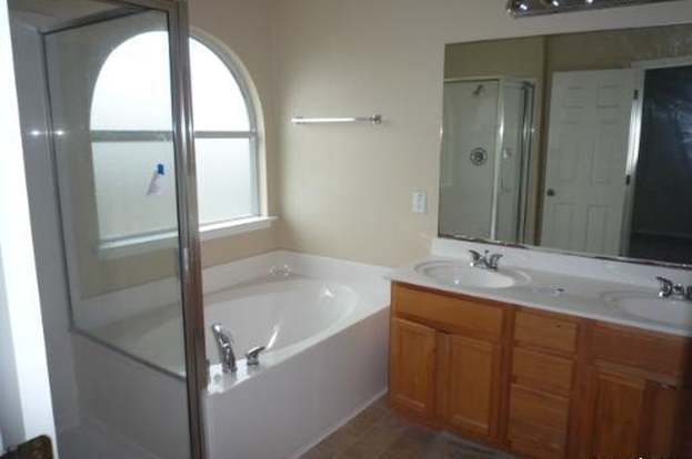 Building Photo - 2476 Medina Dr