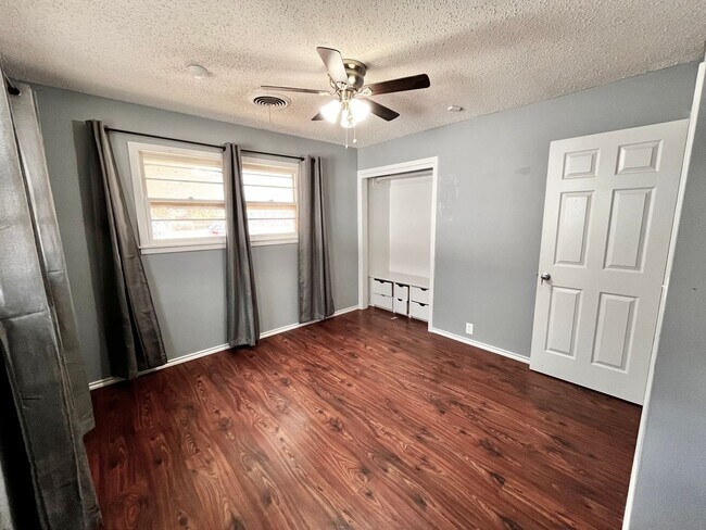 Building Photo - Amazing 4/2.5 in Prime Location! Minutes from Texas Tech and Hospitals!