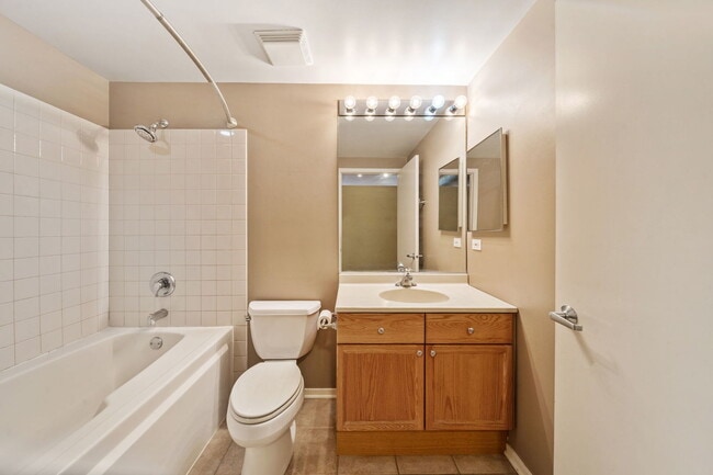 Building Photo - 1631 S Michigan Ave