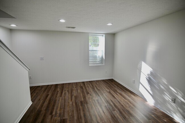 Building Photo - 8330 Bruntsfield Rd