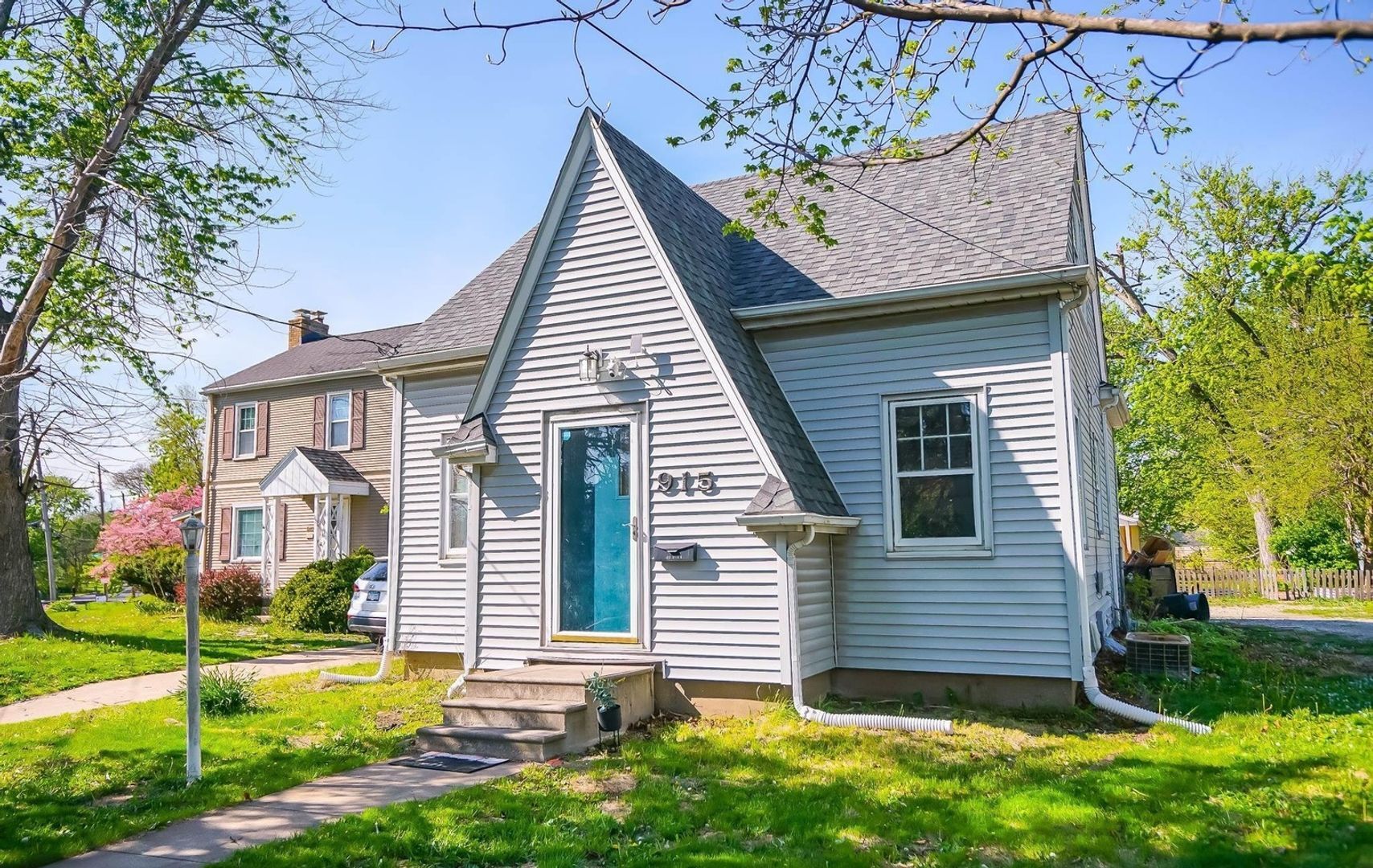Building Photo - 915 W Loucks Ave