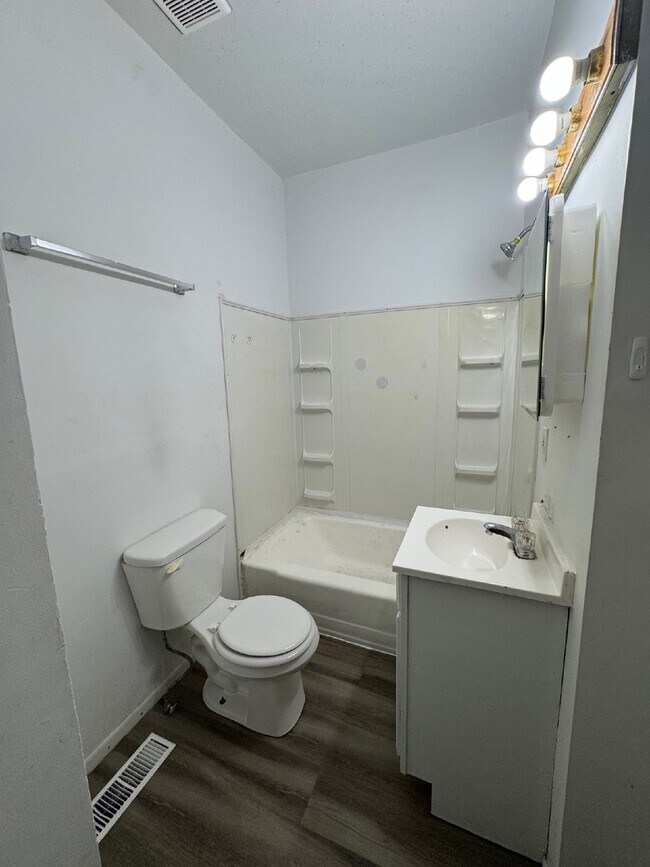 Building Photo - "Charming 3-Bedroom Home in Wichita - Perfect Blend of Comfort & Space!"