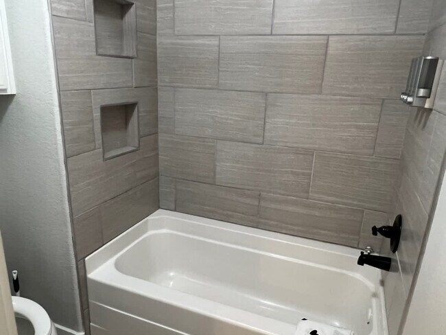 Building Photo - 1906 Almand Dr