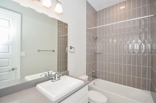 Building Photo - 10334 Fountain Shore Dr