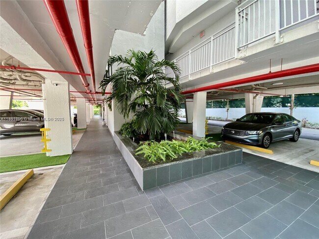Building Photo - 1650 Brickell Ave
