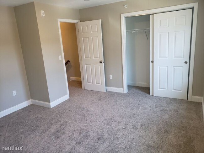 Building Photo - 5 Twin Ponds Dr