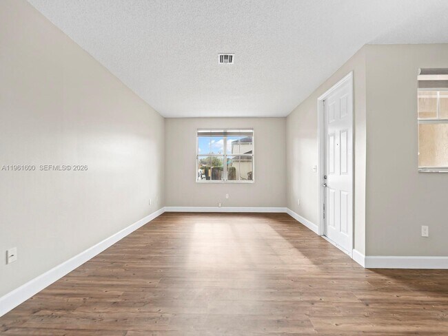 Building Photo - 1049 NE 42nd Pl