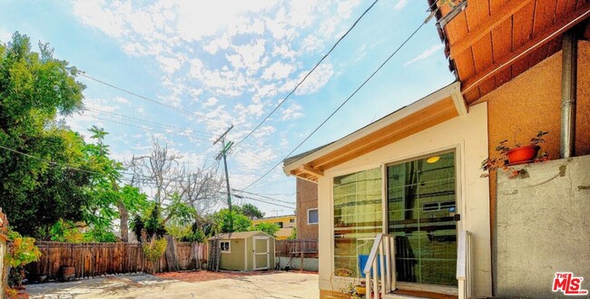 Building Photo - 416 Serrano Ave