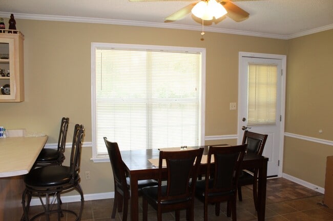 Building Photo - Exquisite 3BR/2BA Home Minutes from Moody AFB with Luxurious Features!