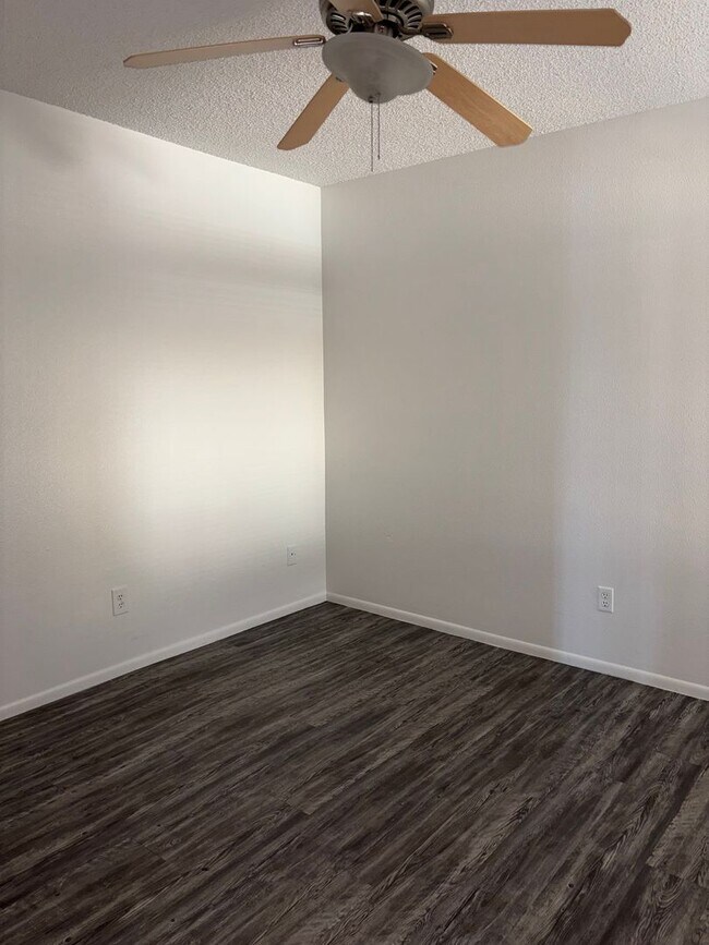 Building Photo - NICE 2 BDRM 2 BATH UNIT