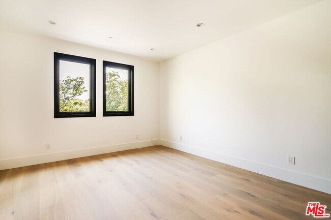 Building Photo - 4087 Kraft Ave