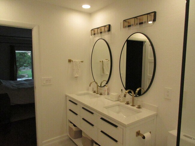 Building Photo - FULLY FURNISHED Home in Spanish Oaks!!