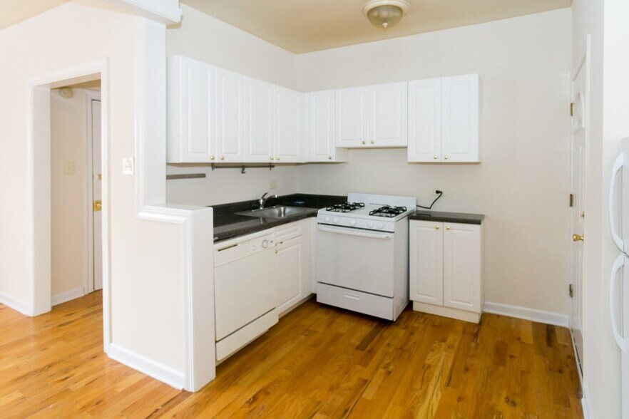 Building Photo - 3727 N Pine Grove Ave