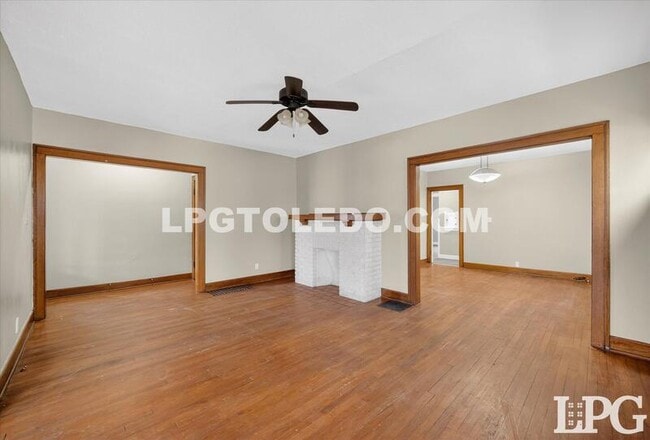 Building Photo - 4136 N Lockwood Ave