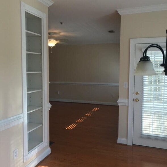 Building Photo - 5601 Fairview Rd