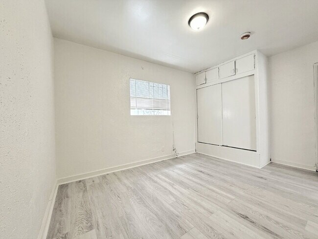 Building Photo - 8508 1/4 San Pedro Street