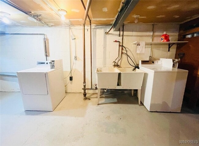 Building Photo - 110 Charter Oaks Dr