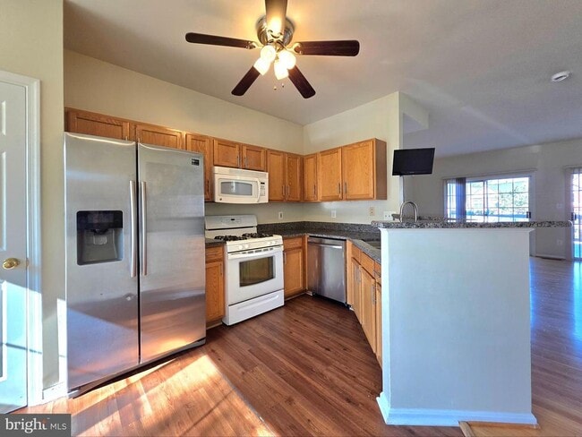 Building Photo - 3989 Hartlake St