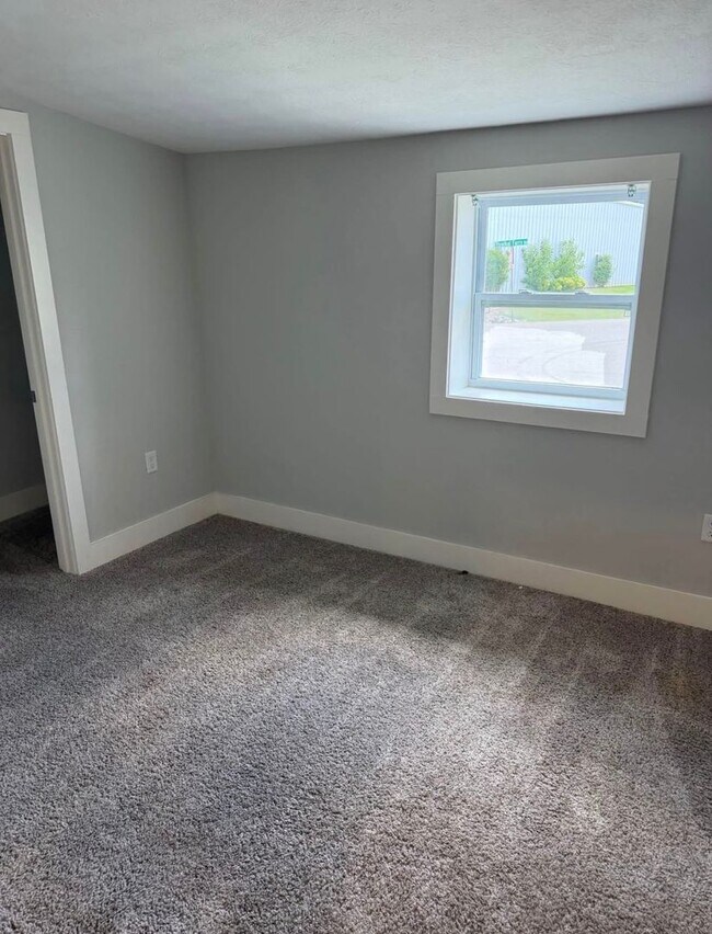 Building Photo - 4 Bedroom 2 Bathroom For Rent