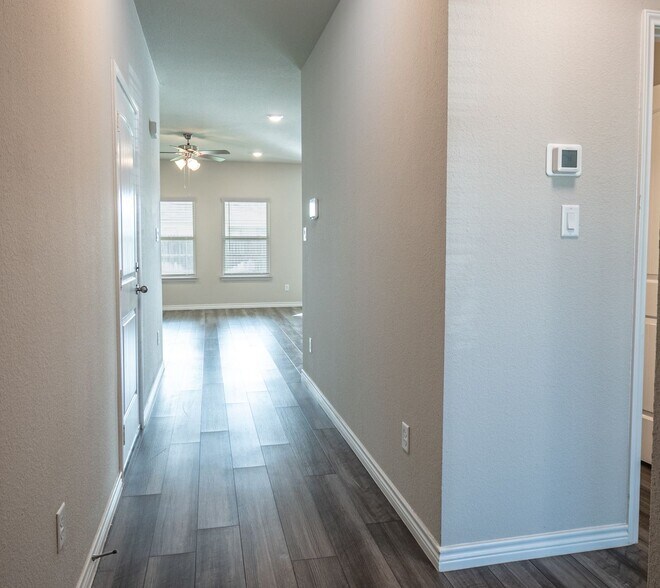 Building Photo - Beautiful 3 Bed/2 Bath Smart Home! Available for Immediate Move in!