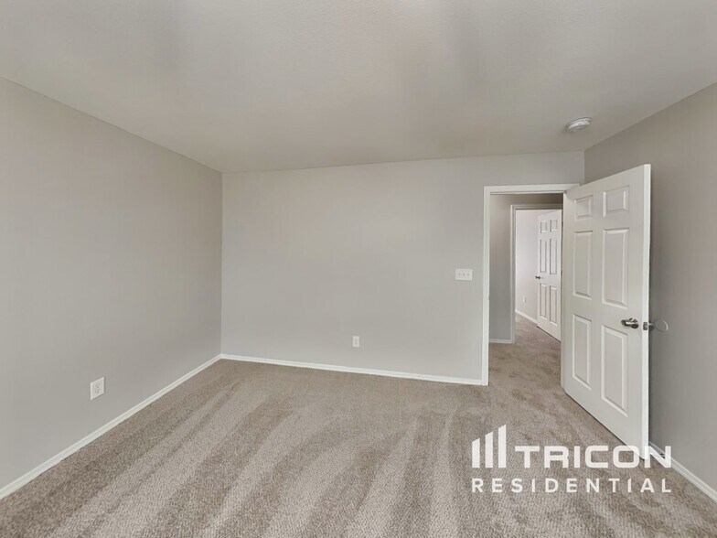 Building Photo - 964 Willow Creek Dr