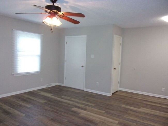 Building Photo - Spacious 2 Bedroom 1 Bath Duplex Minutes t...