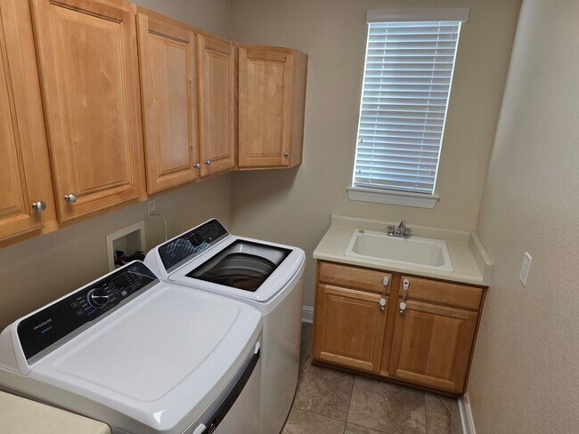 Building Photo - Beautiful and Expansive 4 Bed 3 Bath SFR by Buckley AFB