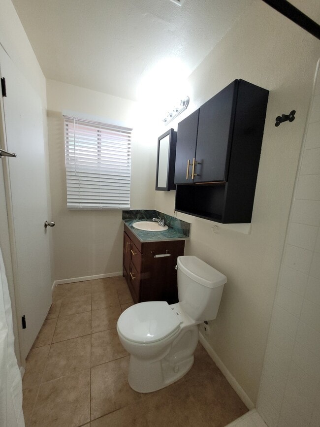 Building Photo - 3139 E Glenrosa Ave