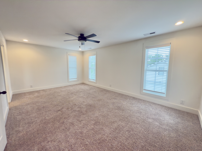 Building Photo - Beautiful 3 bed 3 bath WALKABLE to restaur...