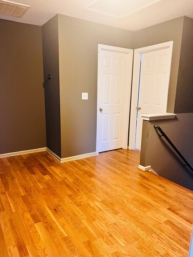 Building Photo - 105 Charing Pl