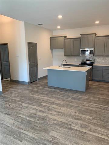 Building Photo - 609 W Carpenter St