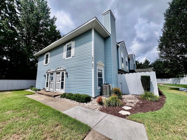 Building Photo - Gorgeous end unit condo