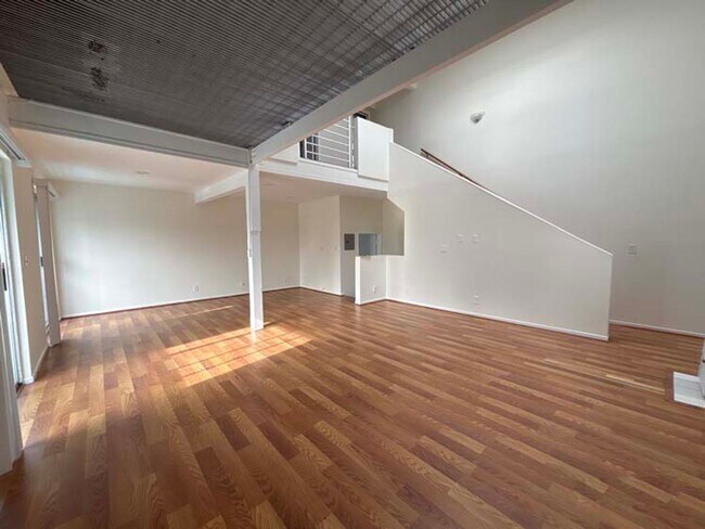 Building Photo - 915 Broadway St