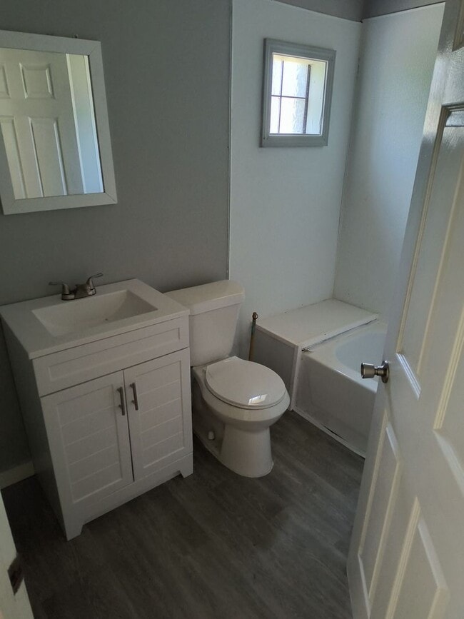 Building Photo - 2 Bed 1 Bath Home only $850 month