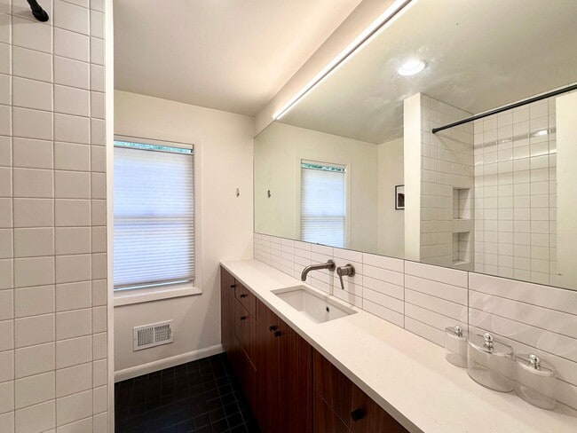Building Photo - Lovely Duplex NE Portland - 2 bed, 1 bath w/Garage!