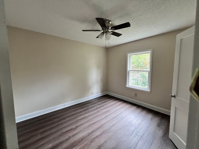 Building Photo - Cozy 2 Bedroom/ 1 Bath Cottage in West Nas...