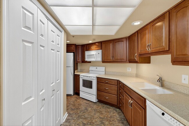 Building Photo - Creekside 1st floor unit Showing Saturday 2/7 10am-10:15am