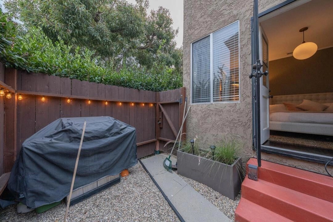 Building Photo - 1298 Cloverdale Ave