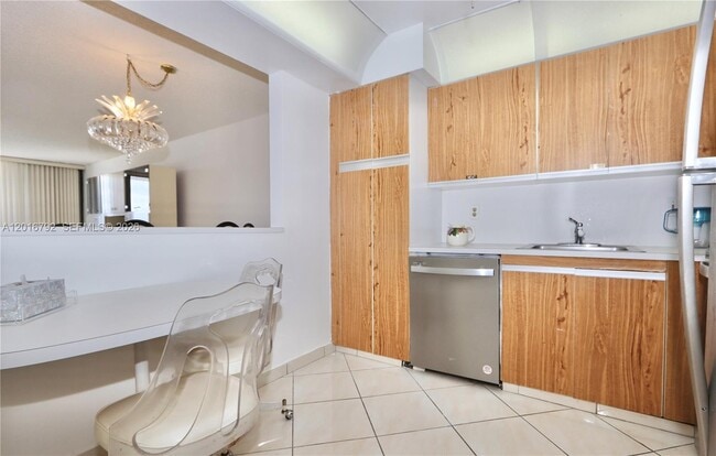 Building Photo - 2401 S Ocean Dr