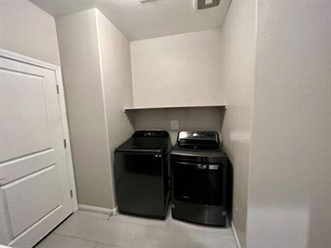 Building Photo - Spectacular NW Home For Rent