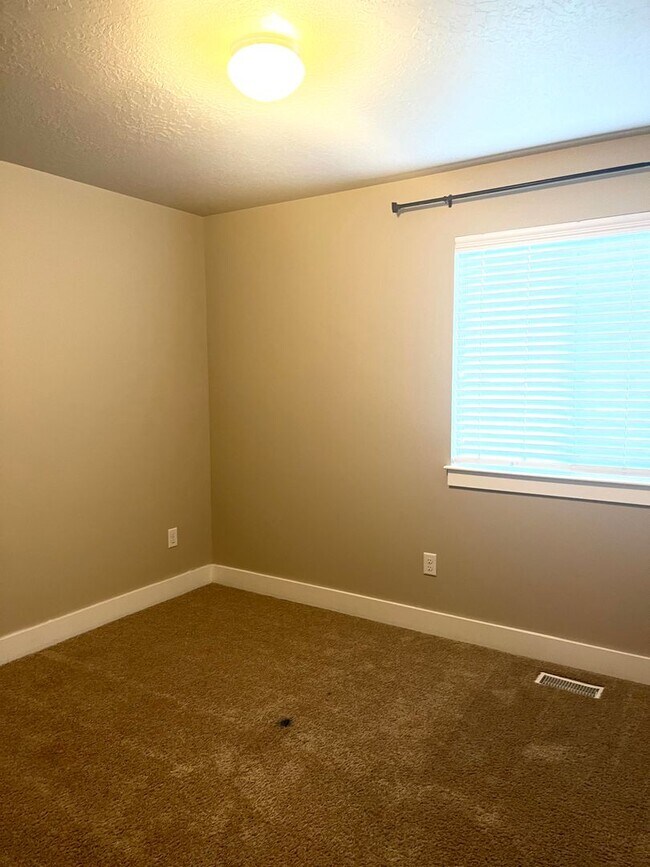 Building Photo - Beautiful townhome near Thanksgiving Point for rent