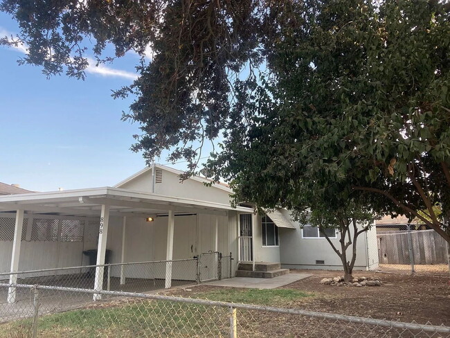 Building Photo - Charming 2 Bed / 1 Bath Back House – Utilities Included