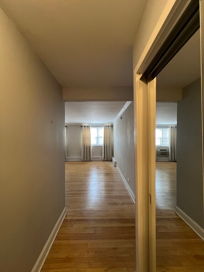 Building Photo - 2400 W Balmoral Ave