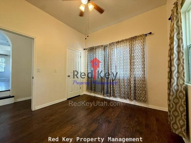 Building Photo - 100 W Single Family Home