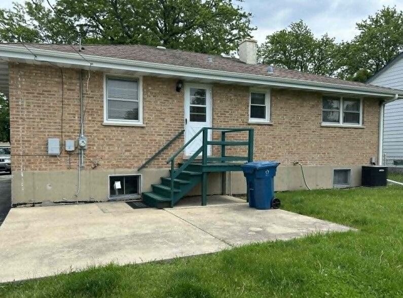 Building Photo - 782 N Van Auken St