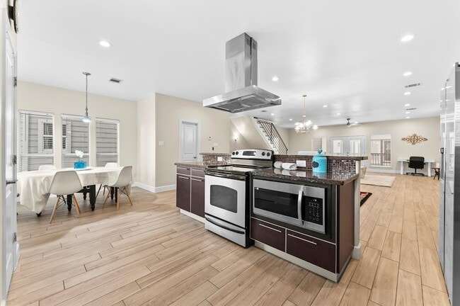 Building Photo - 3045 Clinton Dr