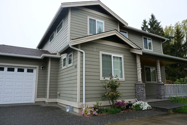 Building Photo - 4 Bedroom, 3 Bath House Available in July!