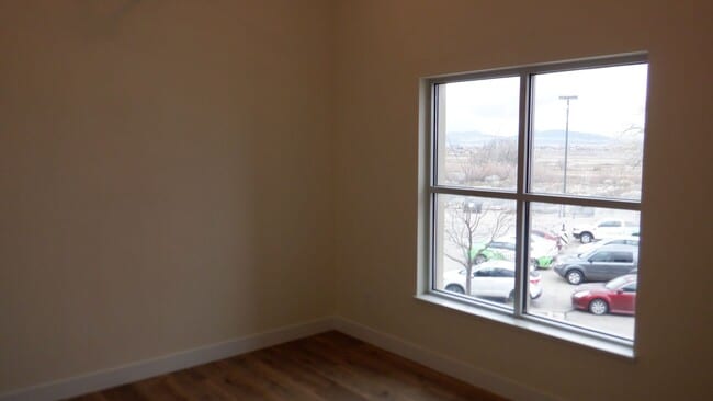 Building Photo - 2 bed / 1 bath Condo Living North End of T...